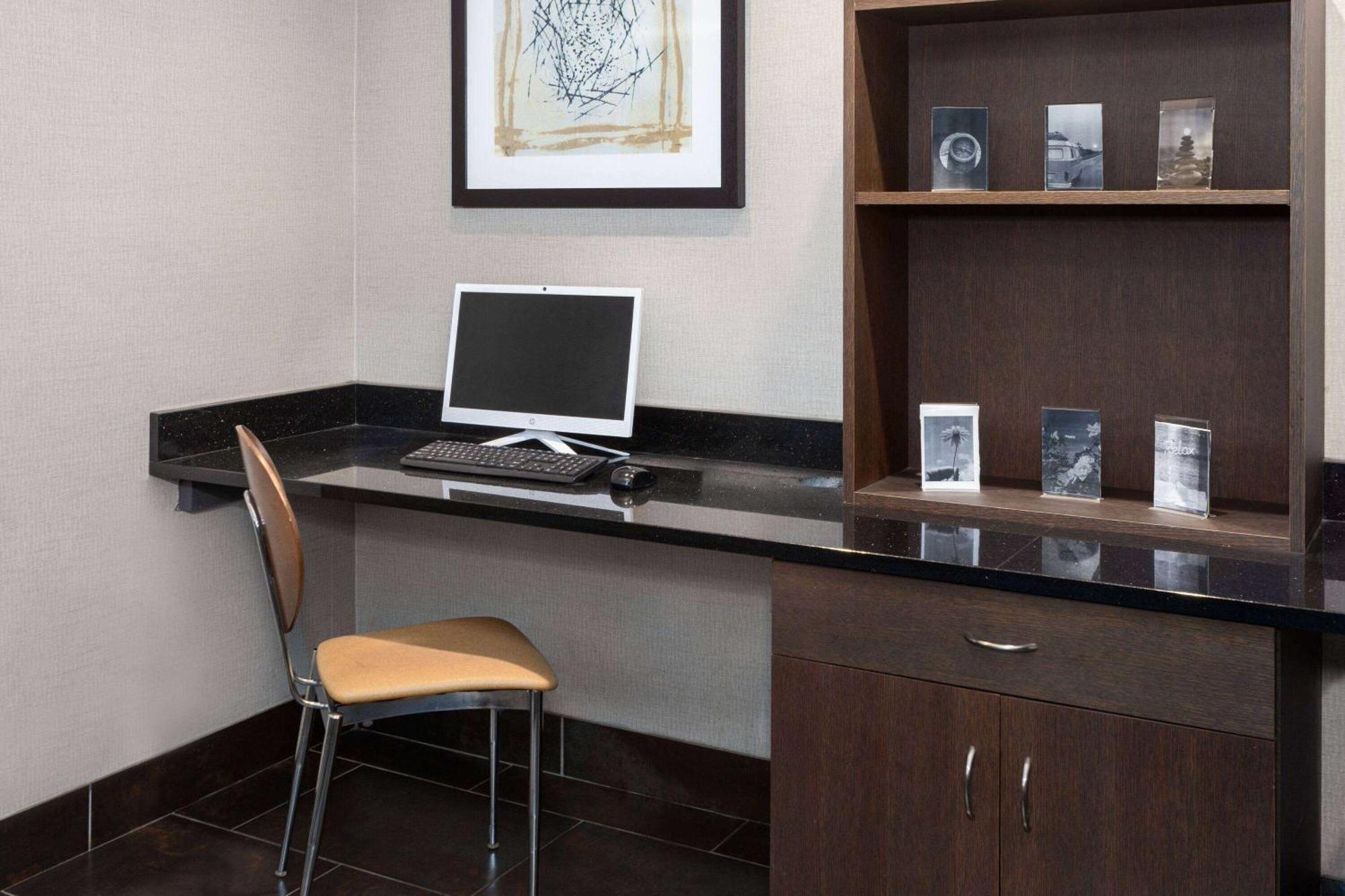 Hotel Baymont By Wyndham Akron 2*