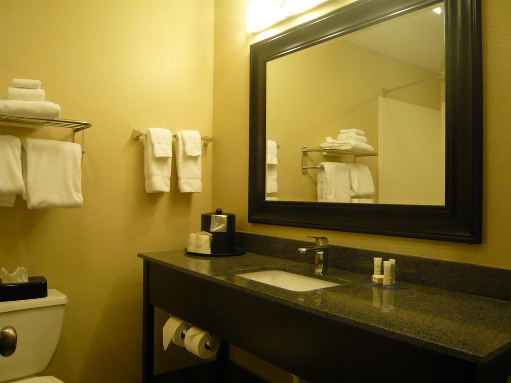 Hotel Baymont By Wyndham Akron