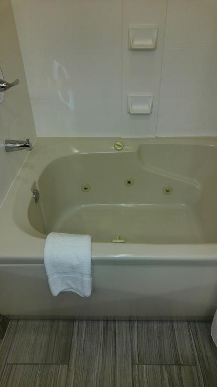 Baymont By Wyndham Akron Hotel