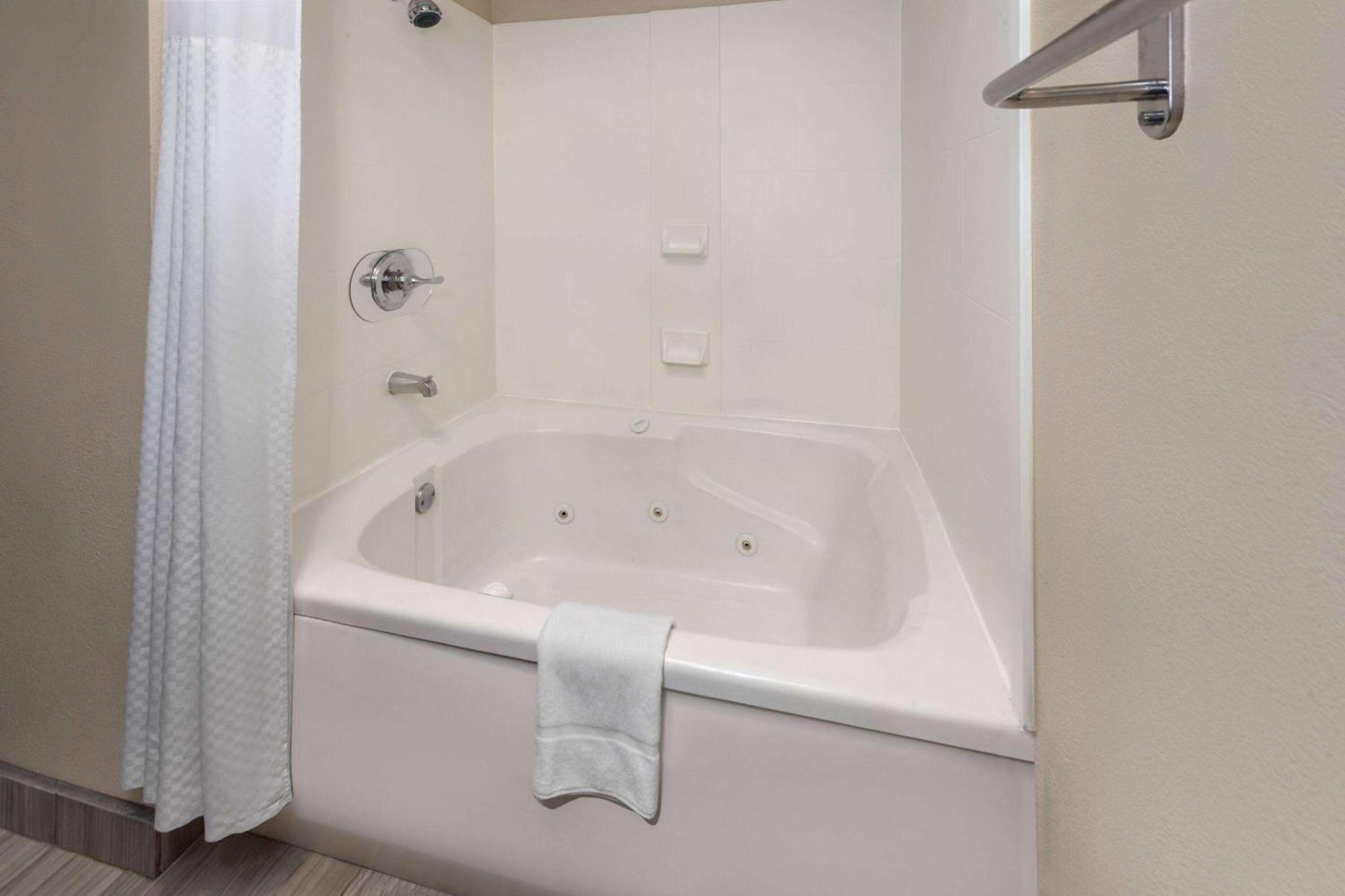 Hotel Baymont By Wyndham Akron 2*