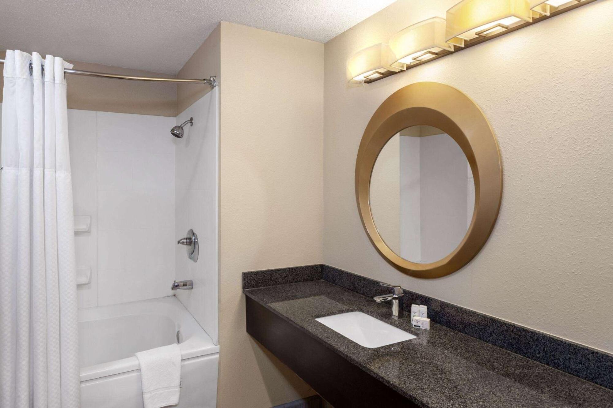 Hotel Baymont By Wyndham Akron 2*