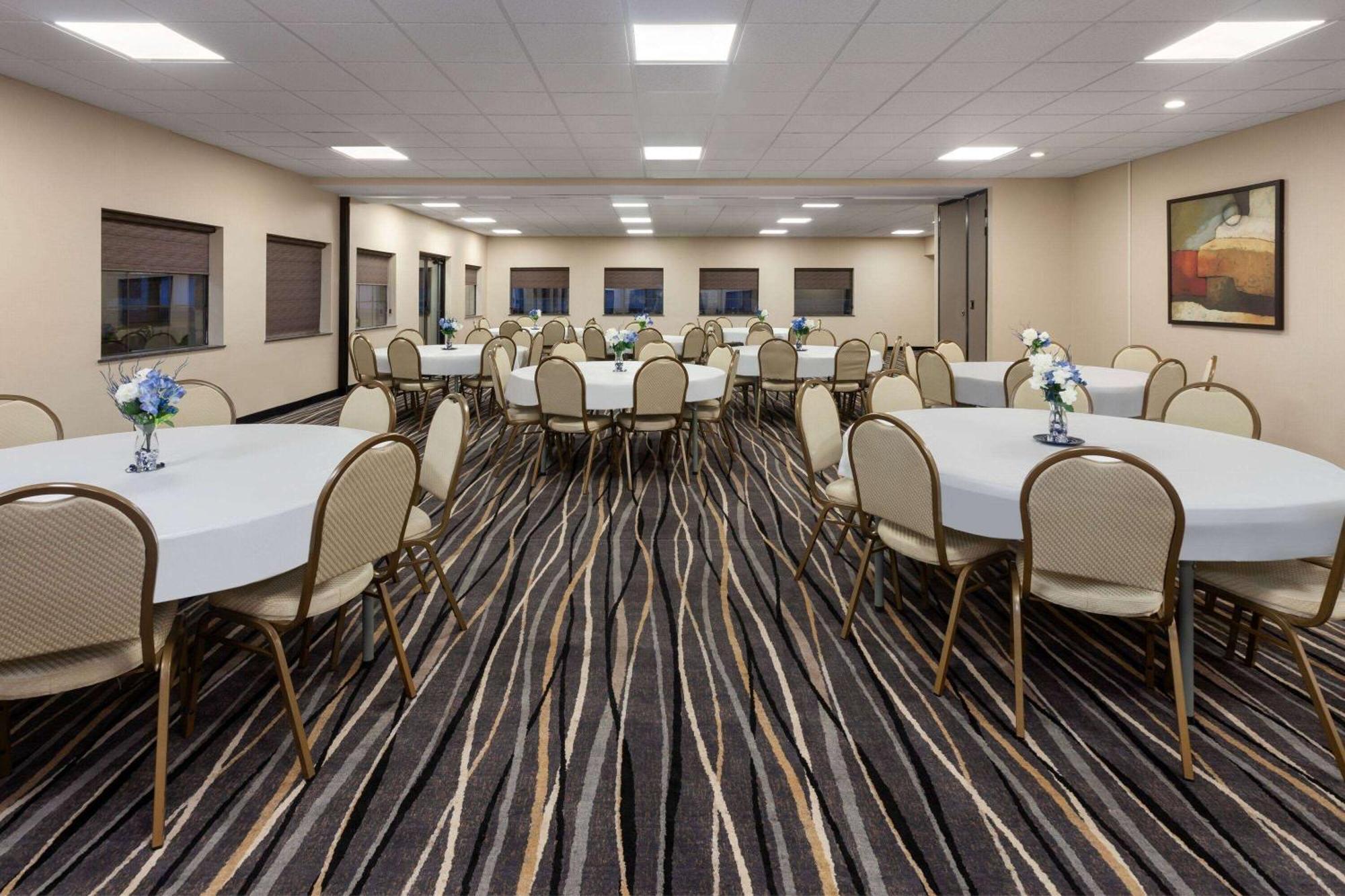 Hotel Baymont By Wyndham Akron
