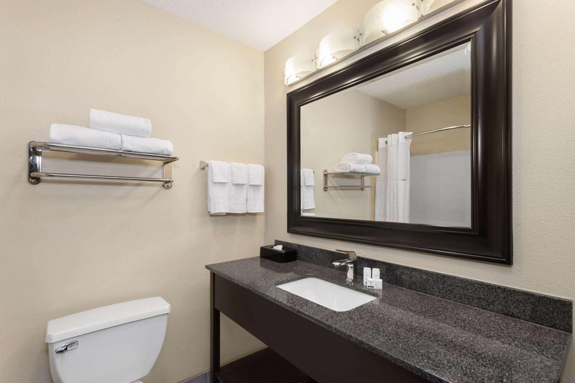 Baymont By Wyndham Akron Copley