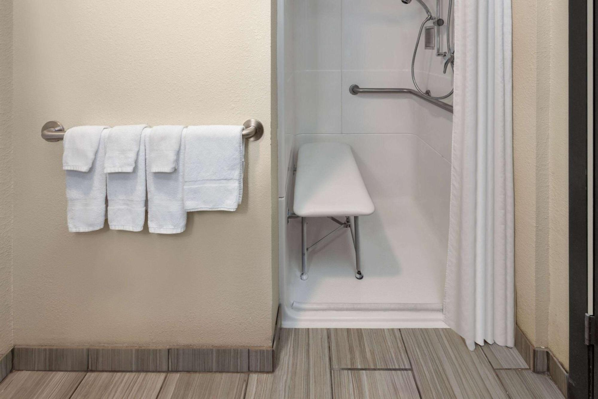 Hotel Baymont By Wyndham Akron